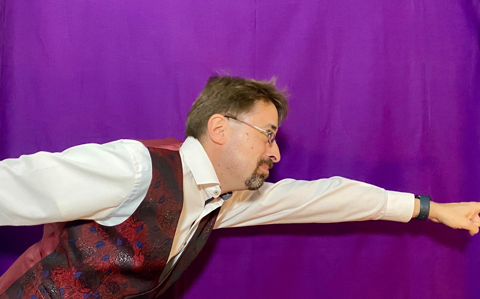 zusehen ist der ZaubeR, der ins Bild fliegt