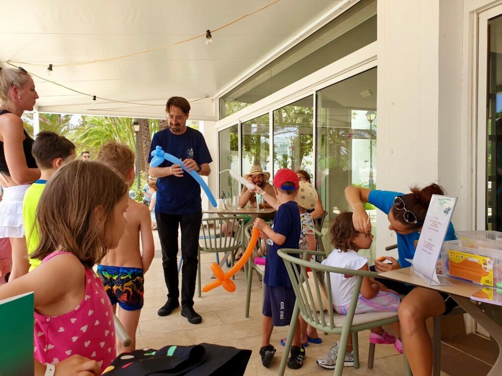 Magie zum Mitmachen für Kitas, Schulen, Familienfeste und Kinderveranstaltungen. Fröhlich, altersgerecht und voller Überraschungen. Zauberer Kinder